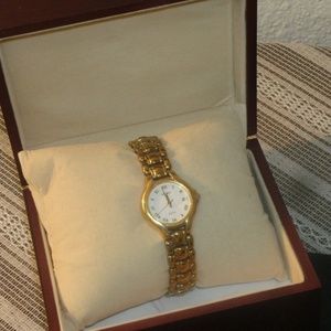 Seiko SQ50 7N82-0301 Womens Goldtone Watch